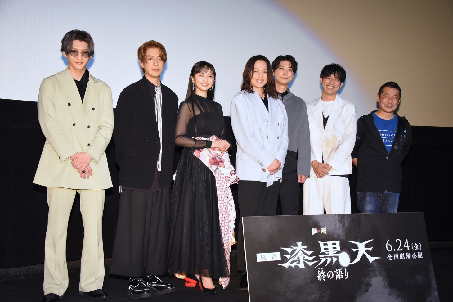 「漆黒天 -終の語り-」完成披露舞台挨拶の様子。左から梅津瑞樹、松本寛也、小宮有紗、荒木宏文、鈴木裕樹、小澤雄太、坂本浩一。