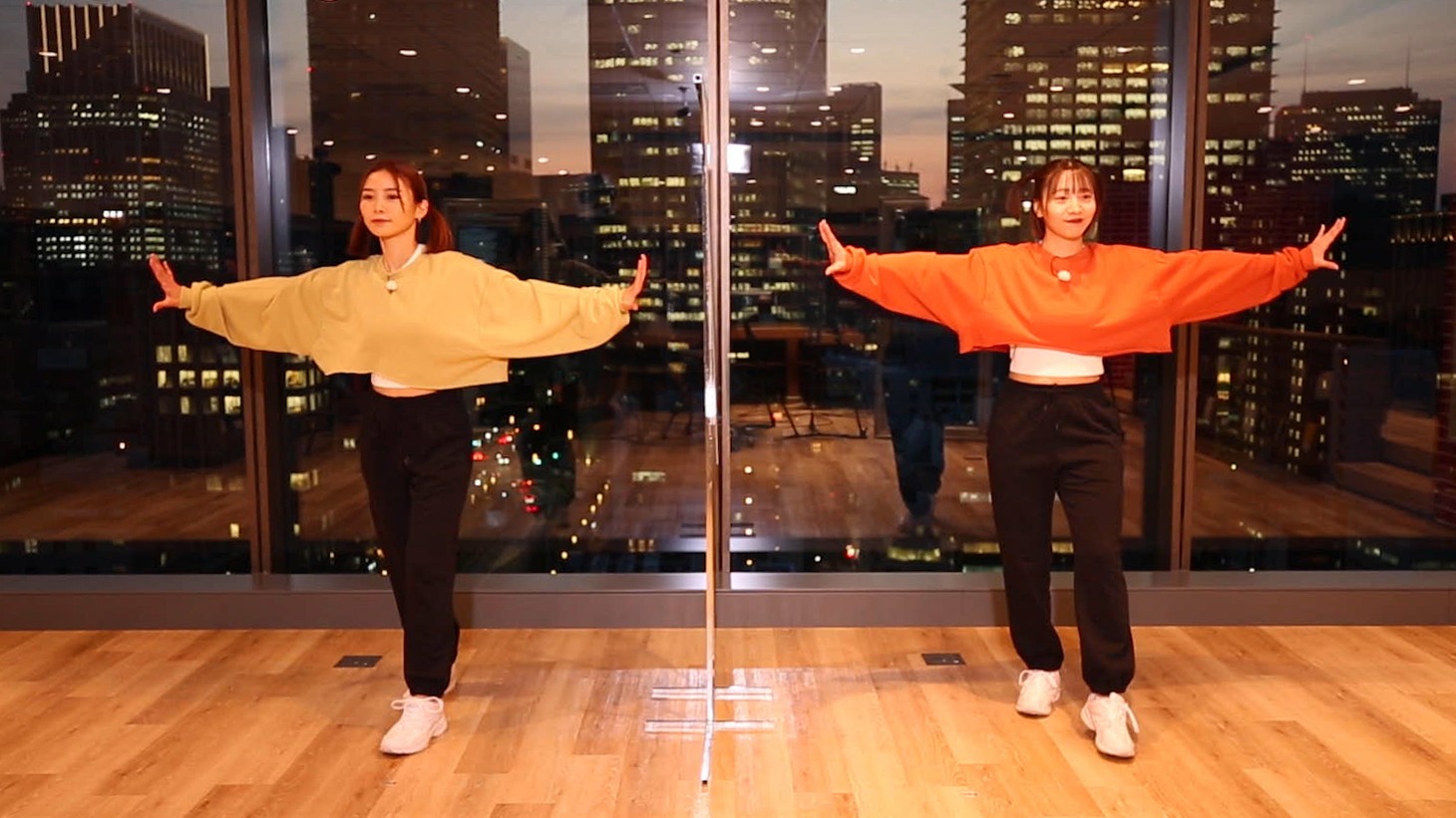 左から朝日奈央、能條愛未。