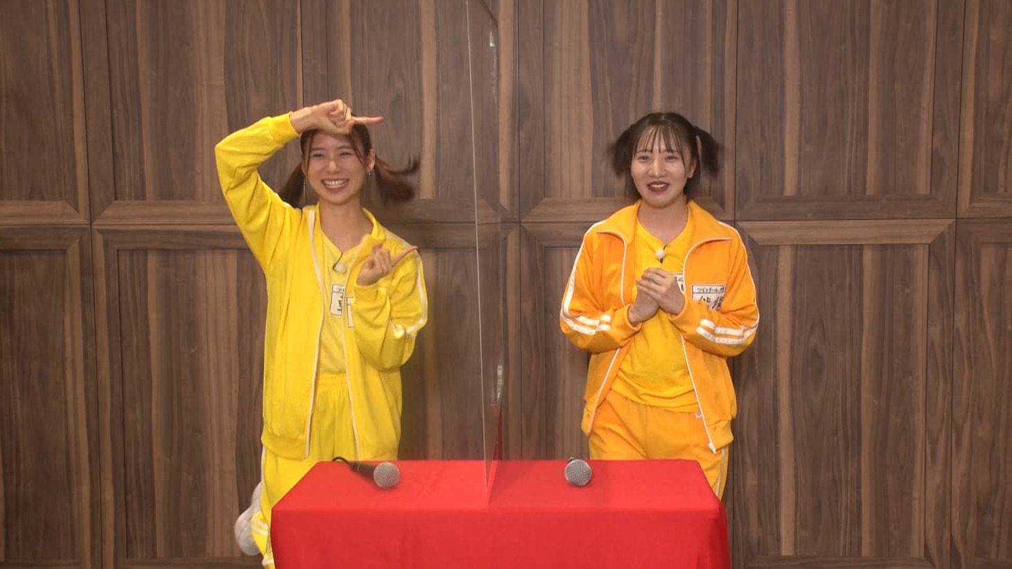 左から朝日奈央、能條愛未。