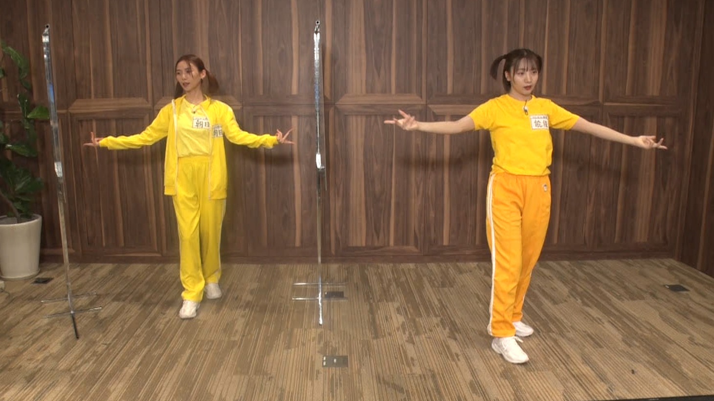 左から朝日奈央、能條愛未。
