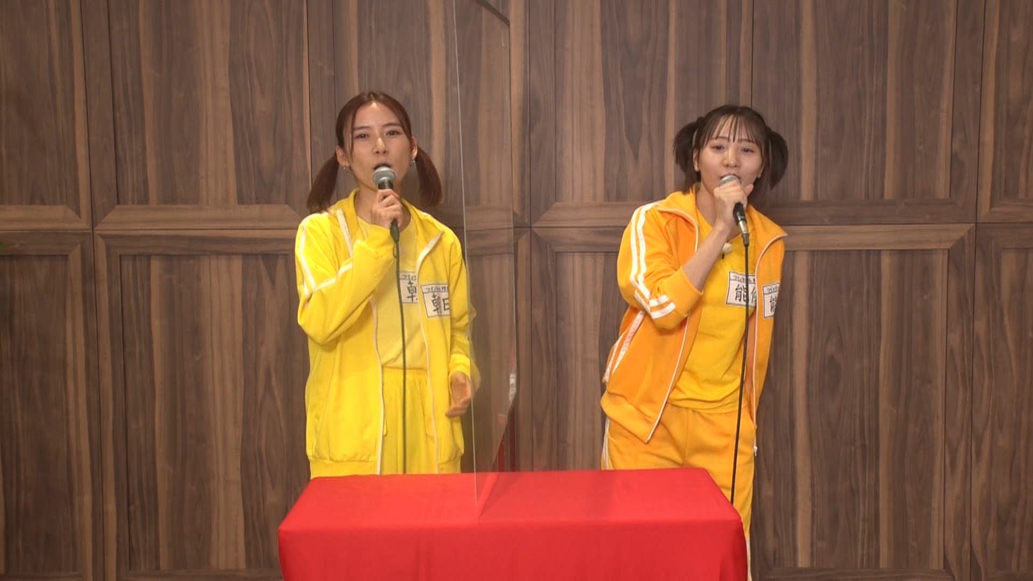 左から朝日奈央、能條愛未。