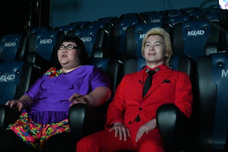 左から安藤なつ、カズレーザー。