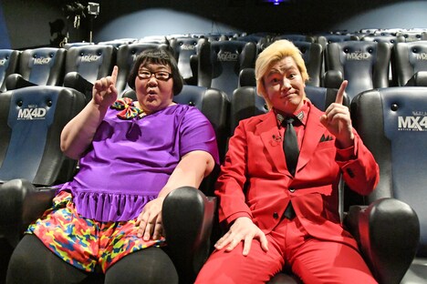 左から安藤なつ、カズレーザー。