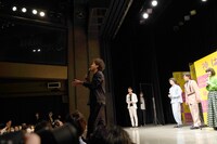 花道に向かって歩き出すムロツヨシ。