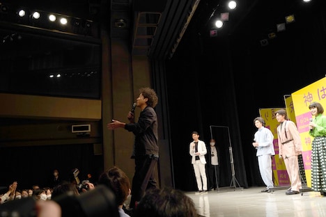 花道に向かって歩き出すムロツヨシ。