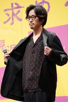 ムロツヨシに言われるがまま、さくらんぼ柄の洋服をアピールする若葉竜也。
