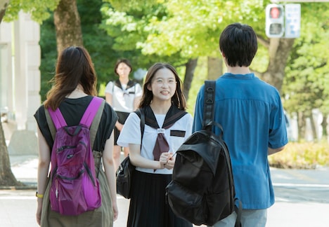 「恋は光」新場面写真