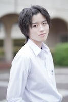 英明日香を演じる奥智哉。