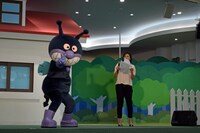 左からばいきんまん、MCを務めた日本テレビアナウンサー・杉上佐智枝。