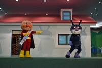 左からアンパンマン、ばいきんまん。