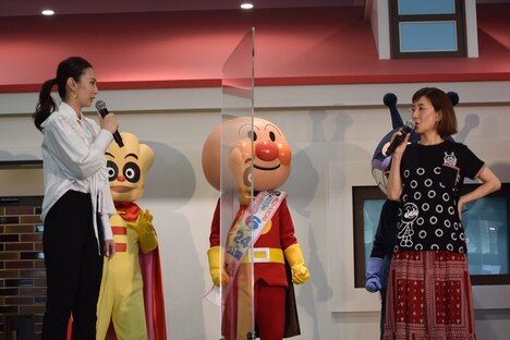 左から北川景子、戸田恵子。