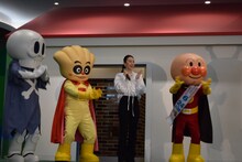 アンパンマンたちとダンスを踊る北川景子。