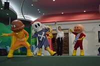 アンパンマンたちとダンスを踊る北川景子。