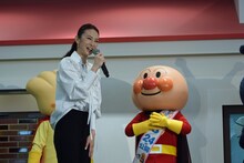 ダンスを終え、笑顔を見せる北川景子（左）とアンパンマン。