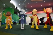フォトセッションの準備中、会場を盛り上げるアンパンマンたち。