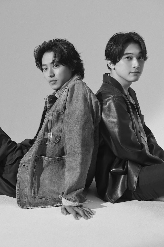 吉沢亮（右）と山崎賢人（左）。（撮影：Takemi Yabuki〈W〉）