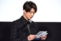 阪本順治への手紙を読む伊藤健太郎。