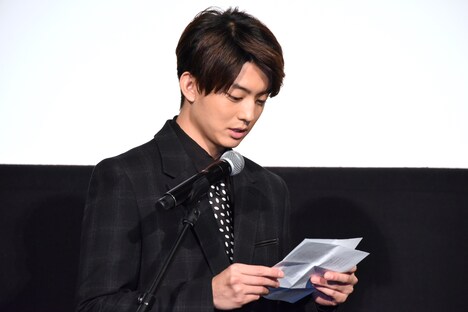 阪本順治への手紙を読む伊藤健太郎。