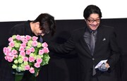 阪本順治（右）から花束をプレゼントされた伊藤健太郎（左）。