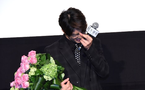 阪本順治の粋なはからいに涙をこらえる伊藤健太郎。