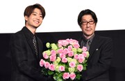 「冬薔薇」初日舞台挨拶の様子。左から伊藤健太郎、阪本順治。