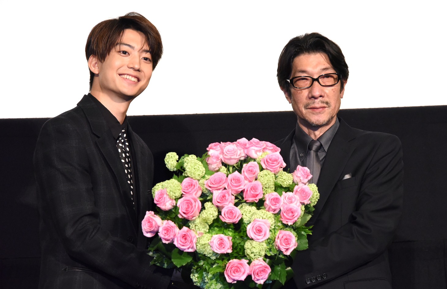 「冬薔薇」初日舞台挨拶の様子。左から伊藤健太郎、阪本順治。