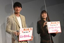 「この夏やりたいことは？」というお題に答える玉木宏（左）、川口春奈（右）。