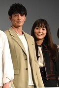 左から玉木宏、川口春奈。