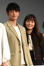 左から玉木宏、川口春奈。