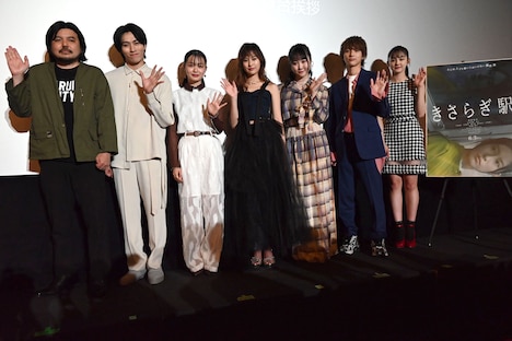 「きさらぎ駅」の公開記念舞台挨拶にて、左から監督の永江二朗、寺坂頼我、莉子、恒松祐里、本田望結、木原瑠生、瀧七海。