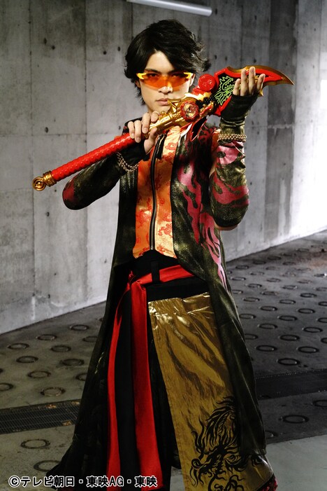 石川雷蔵扮する桃谷ジロウ。