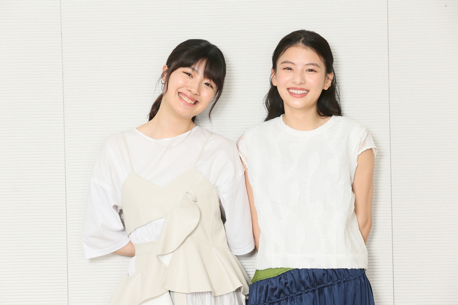 左から川床明日香、出口夏希。