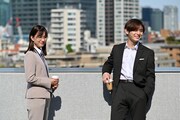 左から芳根京子演じる真田和泉、山田涼介演じる丸谷康介。