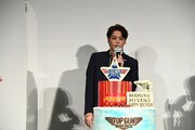 サプライズで誕生日を祝われる宮野真守。