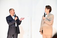 左から宇野祥平、磯村勇斗。