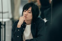 「わたし達はおとな」より、藤原季節演じる直哉。