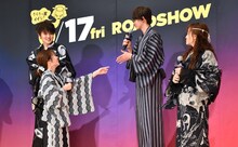 談笑する小芝風花（左手前）と豊田裕大（右奥）。