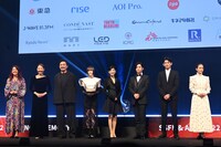 左からLiLiCo、柚希礼音、青柳翔、玉城ティナ、黒木瞳、千葉雄大、永山瑛太、前田敦子。