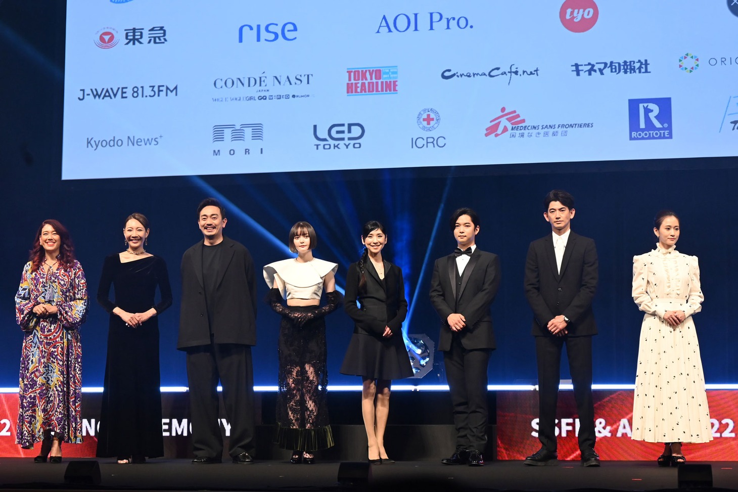 左からLiLiCo、柚希礼音、青柳翔、玉城ティナ、黒木瞳、千葉雄大、永山瑛太、前田敦子。