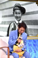 自身の幼少期の写真を見て笑顔を浮かべる市村正親。