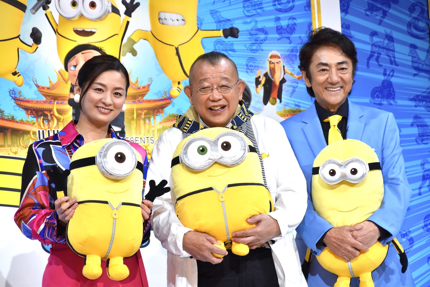 左から尾野真千子、笑福亭鶴瓶、市村正親。