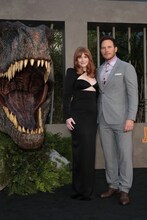 左からブライス・ダラス・ハワード、クリス・プラット。