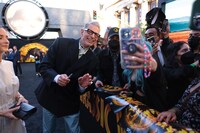 ファンと交流するジェフ・ゴールドブラム。