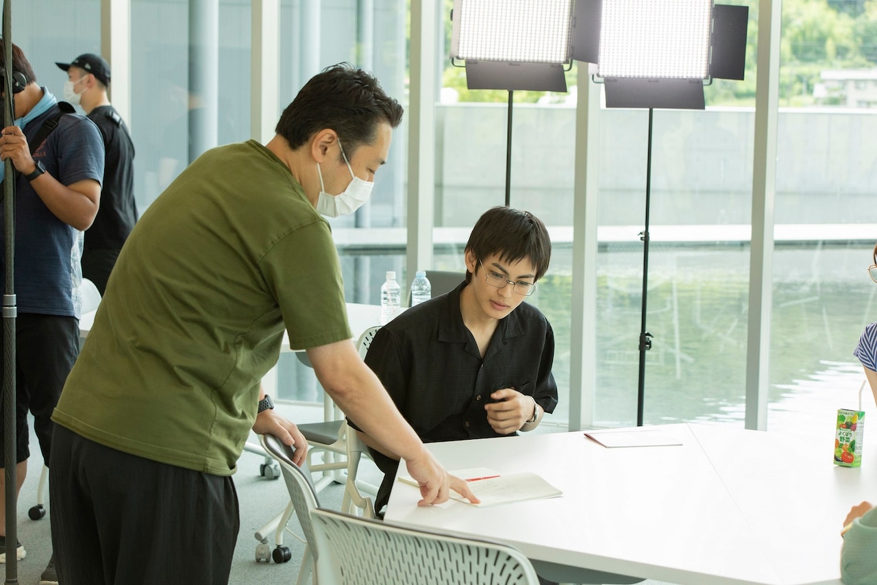 大学構内の神尾楓珠、西野七瀬、平祐奈を捉えた「恋は光」メイキング写真公開