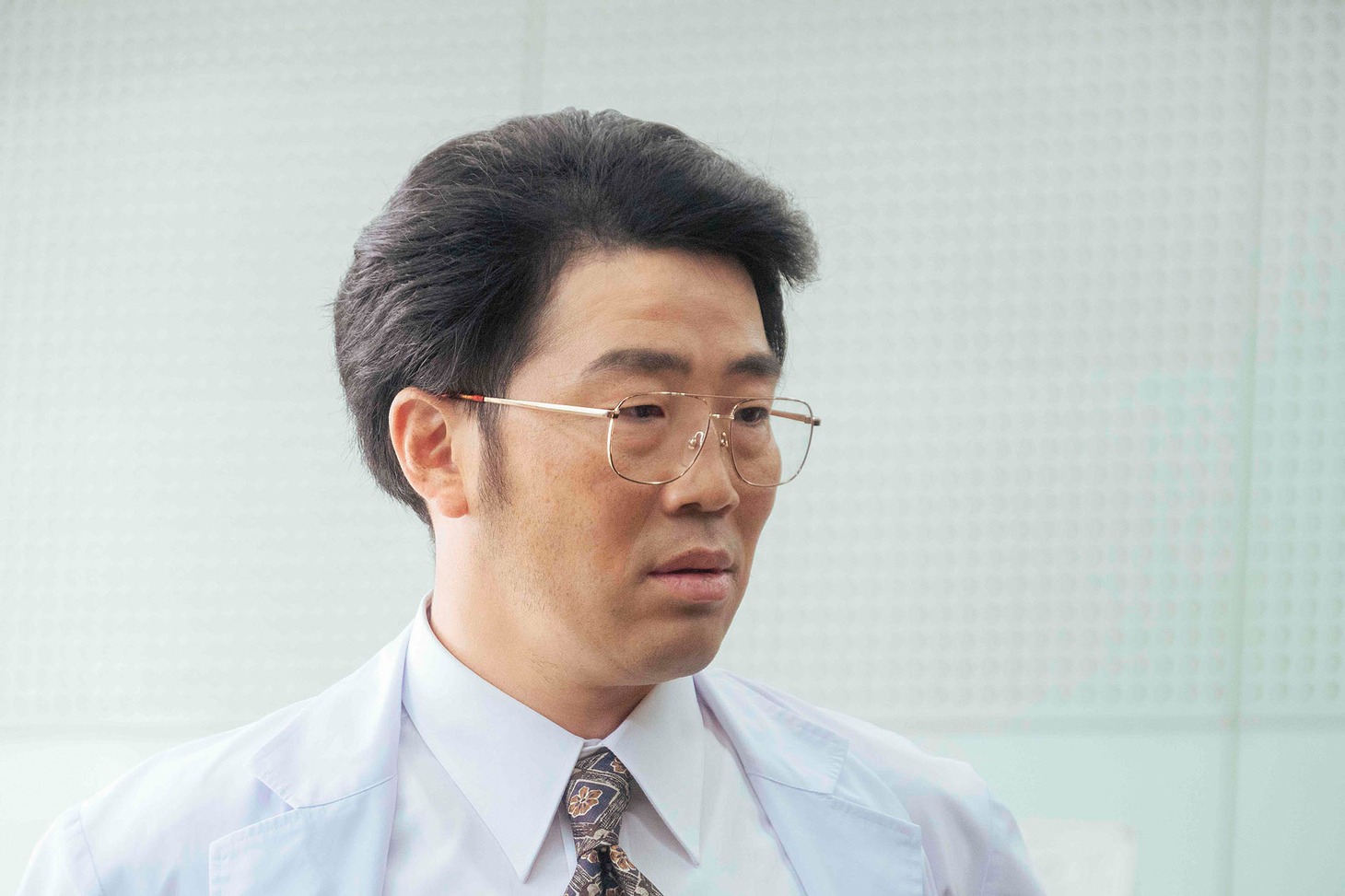 鈴木拓演じる鈴木先生。