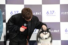 左から岩田剛典、ヴィル役のシベリアンハスキー。