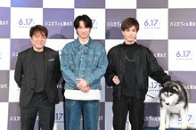 「バスカヴィル家の犬 シャーロック劇場版」公開直前イベントの様子。左から西谷弘、ディーン・フジオカ、岩田剛典、ヴィル役のシベリアンハスキー。