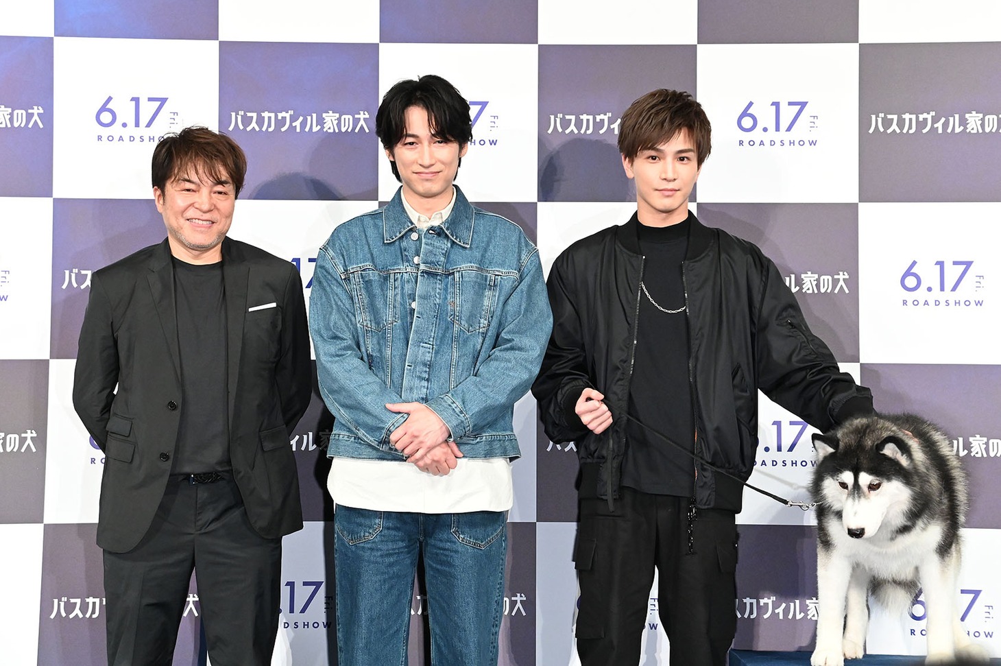 「バスカヴィル家の犬 シャーロック劇場版」公開直前イベントの様子。左から西谷弘、ディーン・フジオカ、岩田剛典、ヴィル役のシベリアンハスキー。