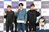 「バスカヴィル家の犬 シャーロック劇場版」公開直前イベントの様子。左から西谷弘、ディーン・フジオカ、岩田剛典、ヴィル役のシベリアンハスキー。