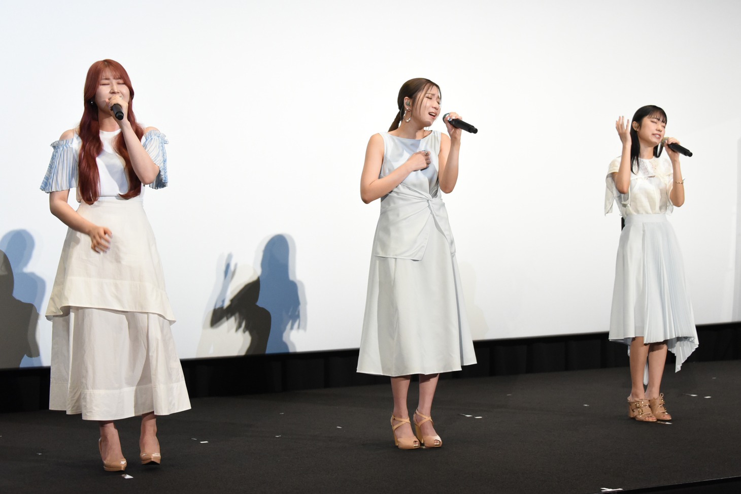 歌唱中のLittle Glee Monster。